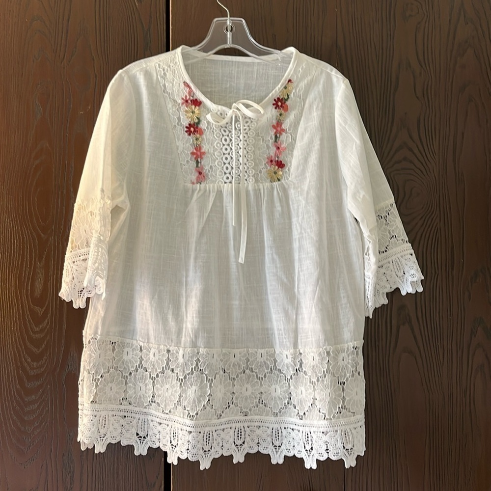 No brand 3/4 sleeved white blouse with lace and embroidered flowers. Size L